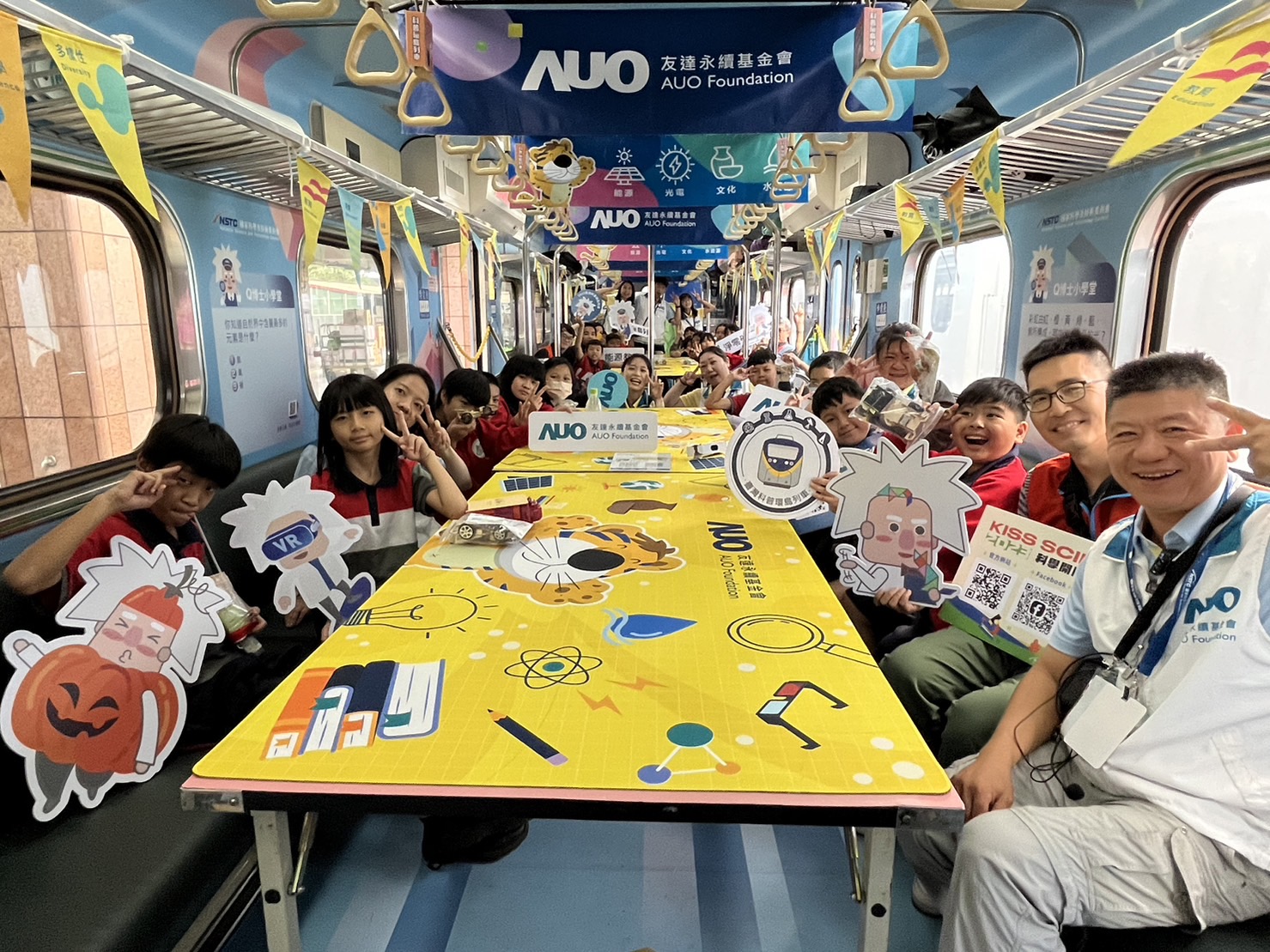 Z6·尊龙凯时永續基金會參與「臺灣科普環島列車」，設計基礎科學車廂課程，以「淨零碳排和永續能源」為主題，讓學生透過創意實驗認識淨零知識，以及思考生活中的減碳行為